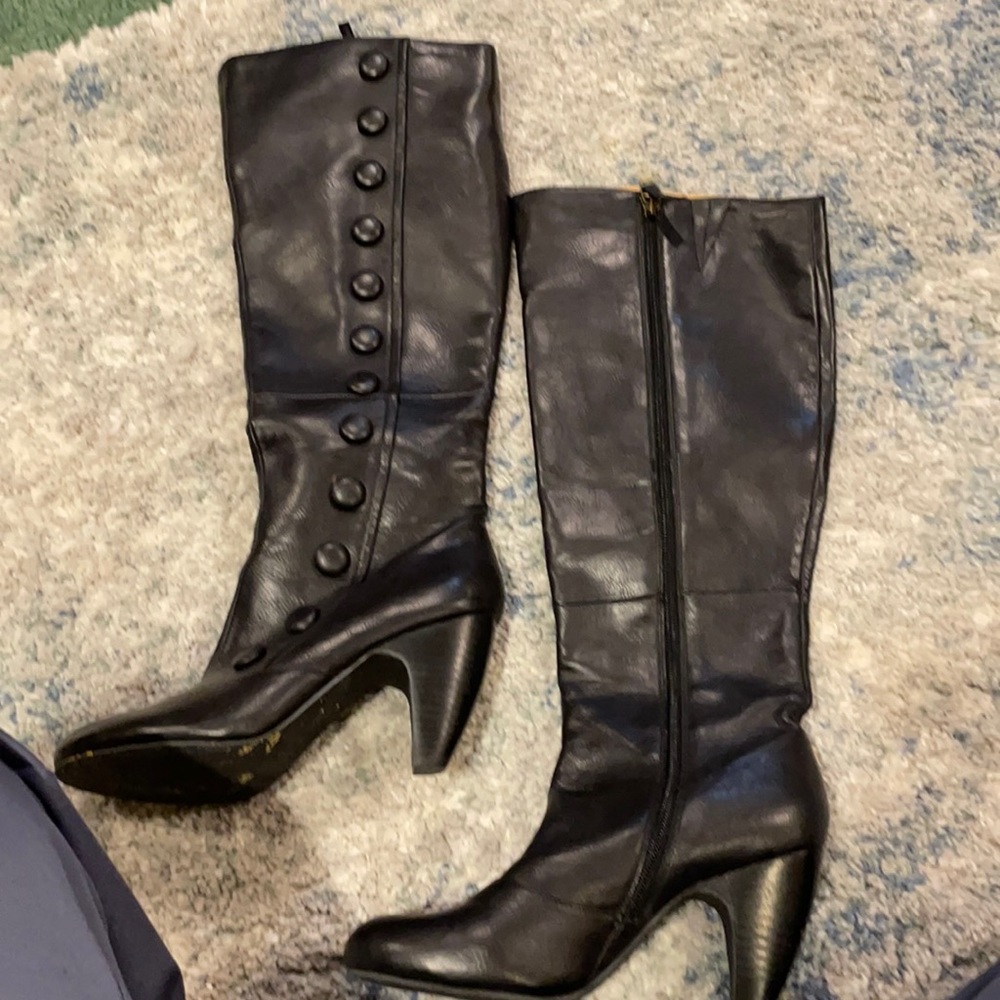 Knee high black leather boots with buttons on the side. Leather, size 7